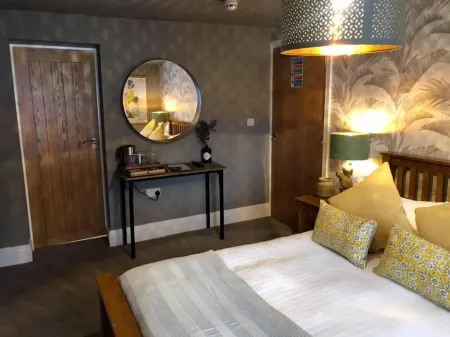 The Wheatsheaf Pub, Kitchen & Rooms