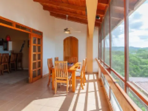 トロピカル コンド ウィズ スペクタキュラー オーシャン ビューズ, パノラミック ダイニング テラス & クイック ウォーク トゥ ビーチ ココのホテル