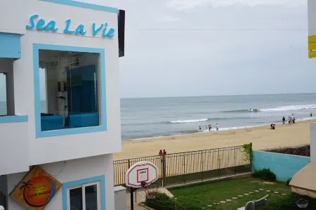 Sea la VIE Covelong Beach Resort Отели в г. Келамбаккэм