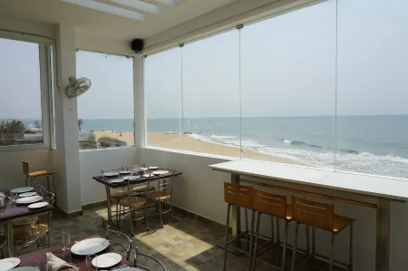 Sea la VIE Covelong Beach Resort Отели в г. Келамбаккэм