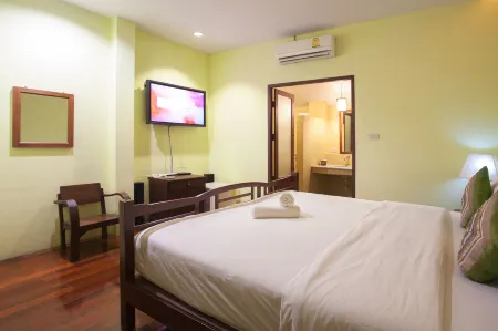 Baan Lapoon Hotel Отели рядом с достопримечательностью «Sun Watthanatham Changwat Lamphun Rongrian Suan Bun Yo Patham»