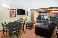 Microtel Inn & Suites by Wyndham Holland Hotel di Belanda