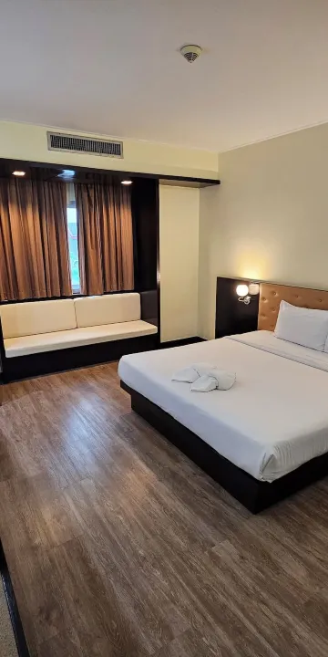 ห้องซูพีเรียร์ เตียงใหญ่ 1 เตียง