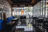 RedDoorz Plus Near Sultan Hasanuddin Airport فنادق في Biringkanaya