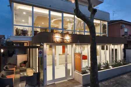 Hotel Rubens Отели рядом с достопримечательностью «Мизано Марко Симончелли»