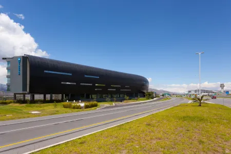 Wyndham Quito Airport Отели в г. Чека