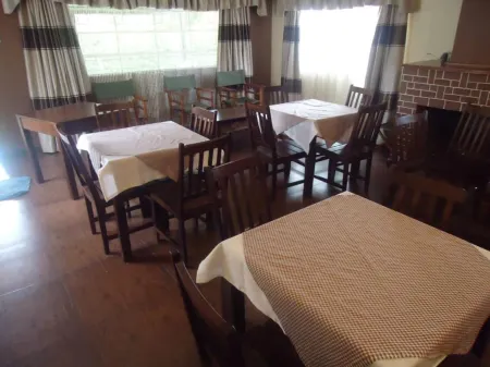 Meg's Guest House Отели в г. Элдорета