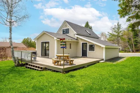 Grill w/Fire Pit - 10 Min Walk to Boat Launch