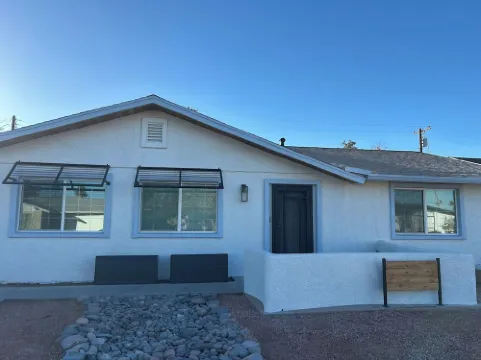 3-bedroom bungalow with pool and hot tub