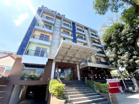 Kyriad Haka Makassar Отели рядом с достопримечательностью «Wisma Pattimura»