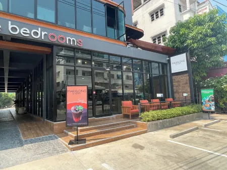 The Bedrooms Maeklong Service Apartment Отели в г. Mueang Samut Songkhram