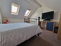 3 Bedroom - 1 Bathroom - Garden - Pet Friendly Hotels near BrightHouse