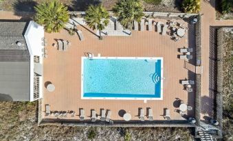 Blue Marlin by Avantstay Beachfront w/ Views, Pool Access, Beach Chairs
