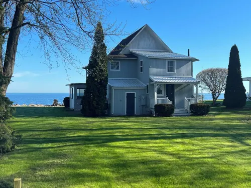 Cottage on Lake Ontario with extra charm and character!