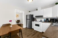 Mins to Hospital Airport & Dining- Rooms on Rose Отели в г. Трассвилл