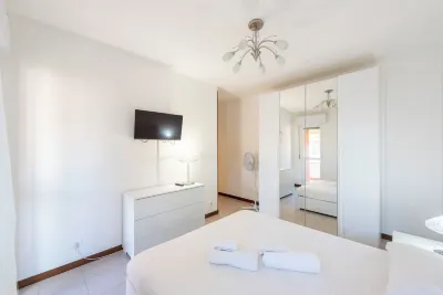Joivy Charming 2-Bed Flat with Balcony & Parking