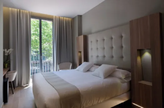 Hotel Chi Hotels near Rocafort Metro Station