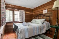 Quaint Cabin Near Douglas Beach