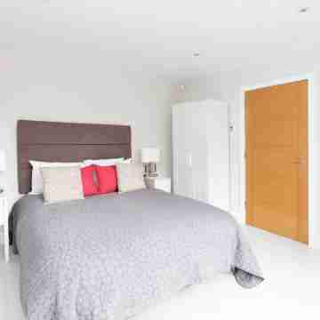 Stunning Central Windsor Town House with Parking Rooms