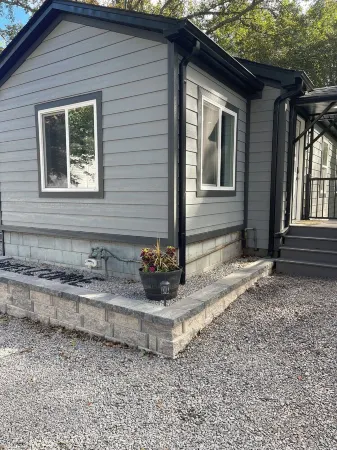 "The Hideaway 1" Charming 2-bedroom house with WiFi, AC in fabulous Farmington