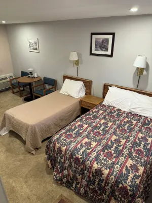 Fins and Feathers Lodge - Motels