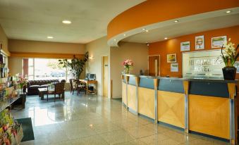 Shoreline Motel