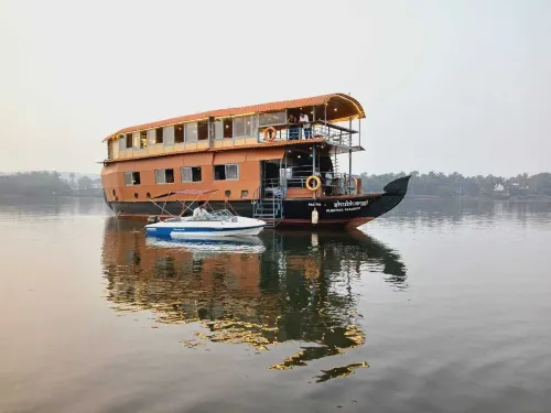 Aquaholic - A Floating Villa Hotels in Chopdem