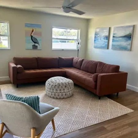 NEW Stunning Home-close to Beaches-pet Friendly