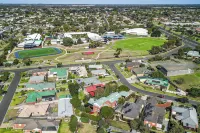 StayAU Gorgeous 5BR Pet Friendly BBQ Home Geelong - 3-Star