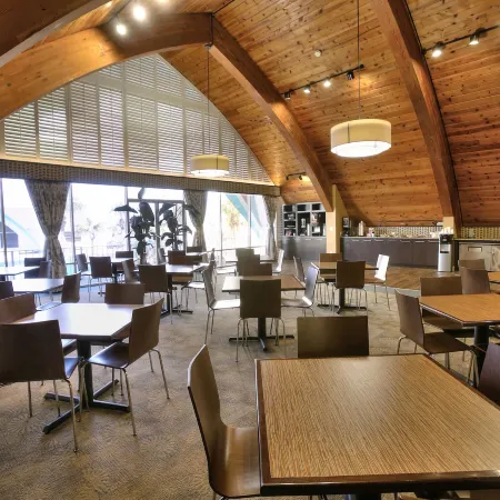 Perry's Ocean-Edge Resort Отели рядом с достопримечательностью «Парк Сан Сплэш»