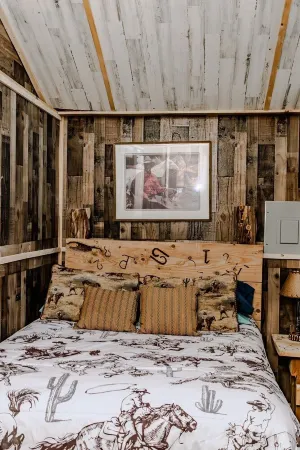 Cozy cabin in welcoming Alpine with AC, WiFi