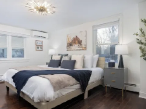 Charming Historic Home, Luxurious Remodel, Walk to Downtown, Tree-Lined Street Hotéis em Delaware
