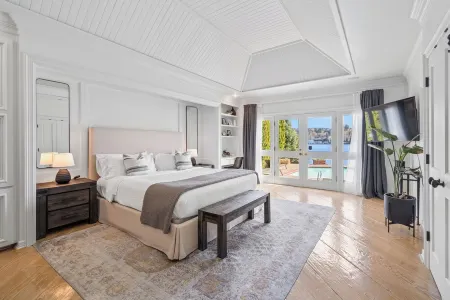 Stunning Waterfront Mansion w Pool n Hottub Отели в г. Мерсер Айленд