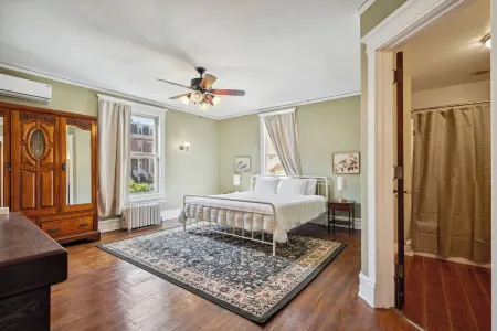 Stone Cliff Manor- historic home with unique history.  Perfect for large groups Отели рядом с достопримечательностью «Университет Дабек»