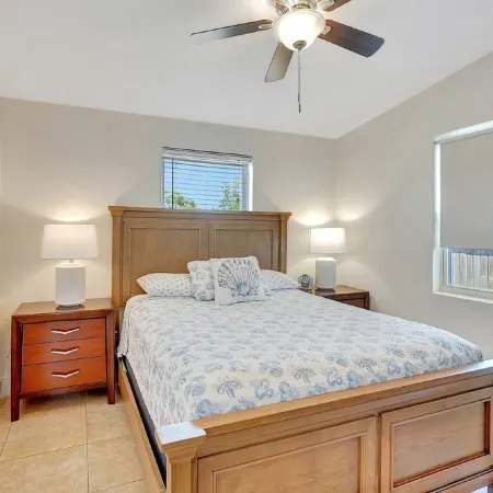 Near DownTown & Napes Beach! Cottage House 2QueenBeds Fenced Back Yard with deck