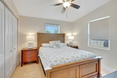 Near DownTown & Napes Beach! Cottage House 2QueenBeds Fenced Back Yard with deck