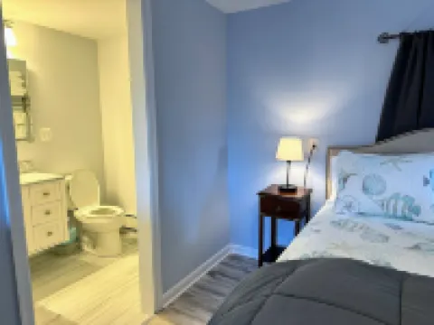 Charming 4-bedroom, 2-bath cottage, dog friendly, AC, WiFi, 1 block to beach