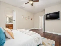 Fresno House - BBQ, Fire Pit, 3 Bed, 2 Bath & 2 Car Garage!
