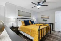 Stylish 1BR/1BA - Fireplace - Heated Patio - Hot Tub - King Bed