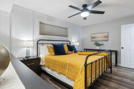 Stylish 1BR/1BA - Fireplace - Heated Patio - Hot Tub - King Bed