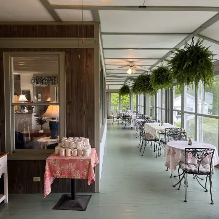 High Tide Inn