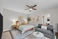 Lovely 1BR/1BA in the Heart of Lincoln Square VK Wholesale 주변 호텔