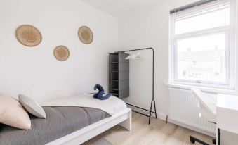 Free Parking - 4 Bedroom House