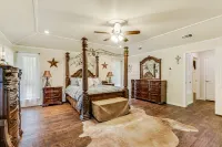 Lake Front Villa with Pool, Spa, 4 Bedroom and 3 Bath