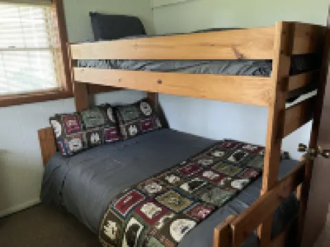 Pymatuning parkside cabin near Jamestown marina & dam