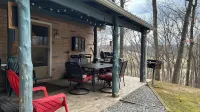 Charming 4-bedroom cabin with HOTTUB  in peaceful Upper Tract with WiFi, AC