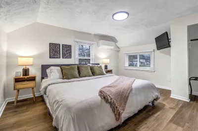 New! Renovated 1BR w/ King: Modern Comfort Hotels near Walgreens