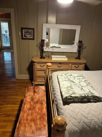 Outdoor paradise! 3 bedroom water view cabin water access near state parks.