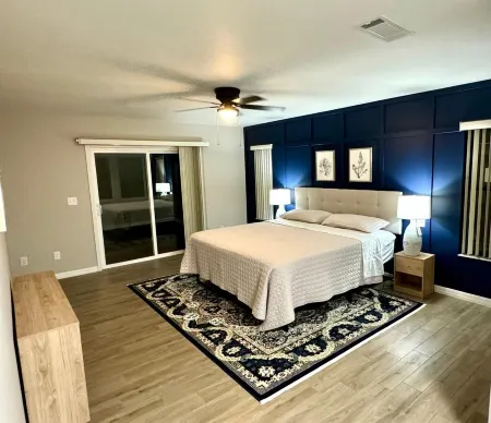 Newly remodeled 3 BR house, 5 min from WEC and by golf course. Dogs allowed