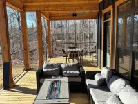 Stunning 4-bedroom house with amazing outdoor space and dock in Double Springs. 温斯頓縣酒店